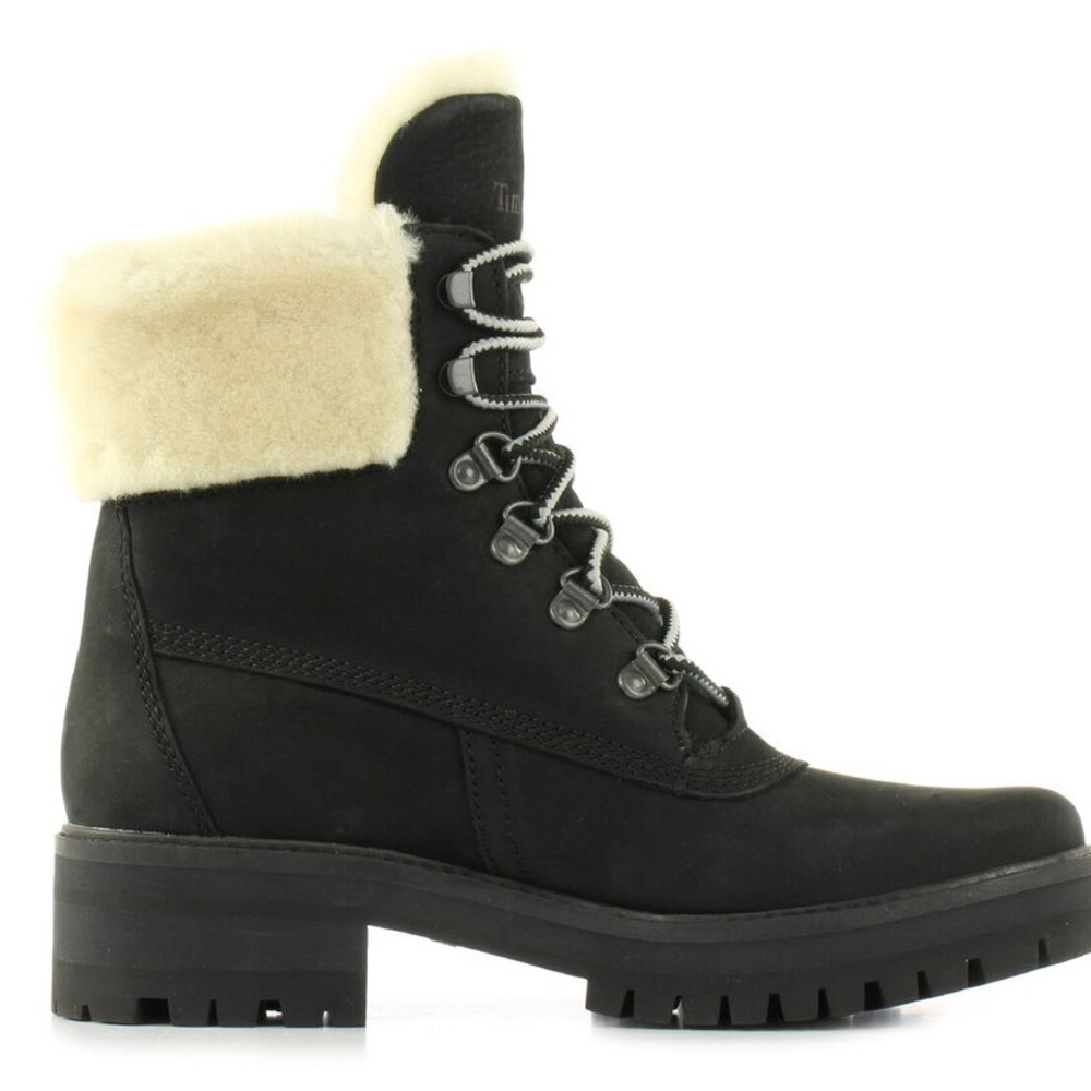 TIMBERLAND Women’s Courmayeur Valley Shearling Lined Boots in Black. Size 7.5W
